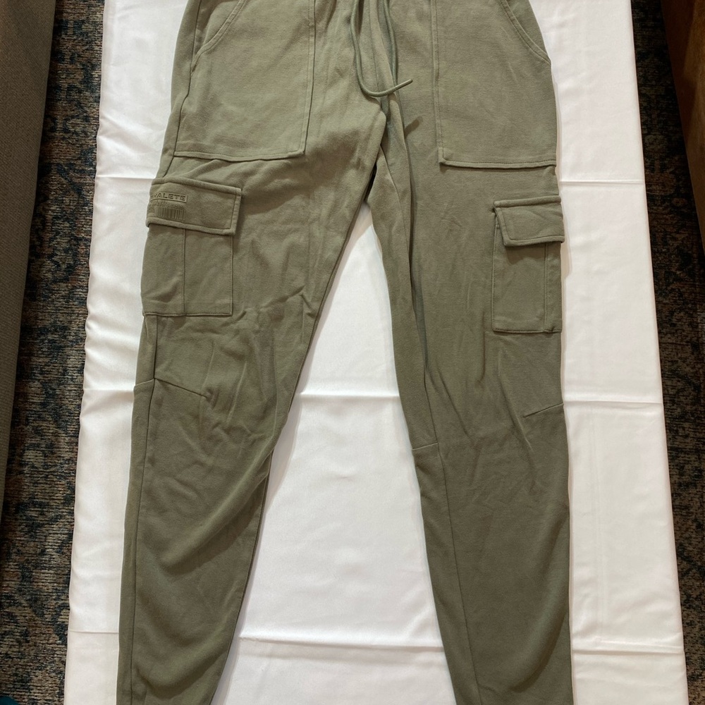 Alphalete Identity cargo Joggers in olive